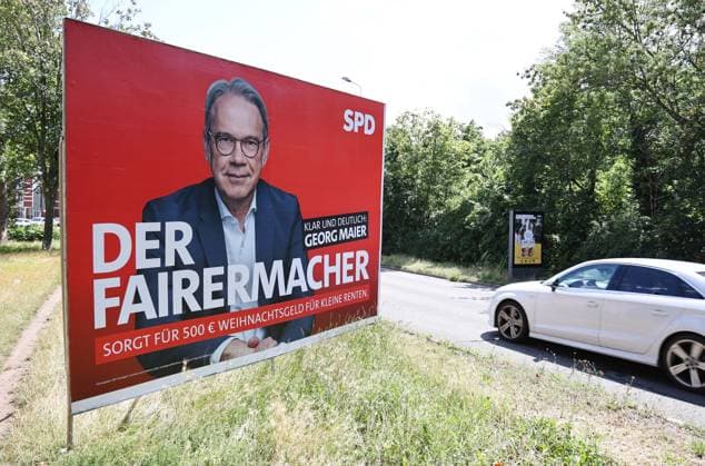Wahlplakate 16.07.2024, Erfurt, Wahlplakate zur Landtagswahl am 01.09.2024 in Thueringen im Bild: Grossflaechenplakat der SPD - Minister für Inneres und Kommunales Georg Maier - Der Fairermacher Sorgt fuer 500â‚¬ Weihnachtsgeld fuer kleine Renten *** Election posters 16 07 2024, Erfurt, election posters for the state election on 01 09 2024 in Thuringia in the picture large poster of the SPD Minister of the Interior and Local Government Georg Maier Der Fairermacher Sorgt für 500â¬ Weihnachtsgeld für kleine Renten