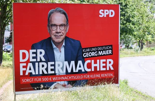 Wahlplakate 16.07.2024, Erfurt, Wahlplakate zur Landtagswahl am 01.09.2024 in Thueringen im Bild: Grossflaechenplakat der SPD - Minister für Inneres und Kommunales Georg Maier - Der Fairermacher Sorgt fuer 500â‚¬ Weihnachtsgeld fuer kleine Renten *** Election posters 16 07 2024, Erfurt, election posters for the state election on 01 09 2024 in Thuringia in the picture large poster of the SPD Minister of the Interior and Local Government Georg Maier Der Fairermacher Sorgt für 500â¬ Weihnachtsgeld für kleine Renten