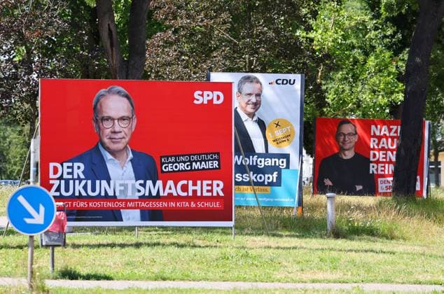 Wahlplakate 16.07.2024, Erfurt, Wahlplakate zur Landtagswahl am 01.09.2024 in Thueringen im Bild: Grossflaechenplakat der SPD - Minister für Inneres und Kommunales Georg Maier - Der Zukunftsmacher Sorgt fuers kostenlose Mittagessen in Kita und Schule, dahinter ein Grossflaechenplakat der CDU - Wolfgang Weisskopf, dahinter ein Grossflaechenplakat der SPD - Nazis raus, Denny rein - Denny Moeller *** Election posters 16 07 2024, Erfurt, election posters for the state election on 01 09 2024 in Thuringia in the picture large billboard poster of the SPD Minister of the Interior and Local Government Georg Maier Der Zukunftsmacher Sorgt fuers kostenlose Mittagessen in Kita und Schule, behind a large billboard poster of the CDU Wolfgang Weissko