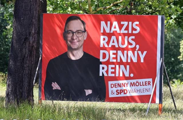 Wahlplakate 16.07.2024, Erfurt, Wahlplakate zur Landtagswahl am 01.09.2024 in Thueringen im Bild: Grossflaechenplakat der SPD - Nazis raus, Denny rein - Denny Moeller *** Election posters 16 07 2024, Erfurt, election posters for the state election on 01 09 2024 in Thuringia in the picture large poster of the SPD Nazis out, Denny in Denny Moeller