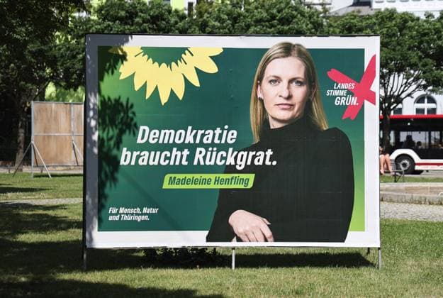 Wahlplakate 16.07.2024, Erfurt, Wahlplakate zur Landtagswahl am 01.09.2024 in Thueringen im Bild: Grossflaechenplakat von Buendnis 90 Die Gruenen - Madeleine Henfling - Demokratie braucht Rueckgrat *** Election posters 16 07 2024, Erfurt, Election posters for the state election on 01 09 2024 in Thuringia in the picture large poster of Buendnis 90 Die Gruenen Madeleine Henfling Democracy needs backbone