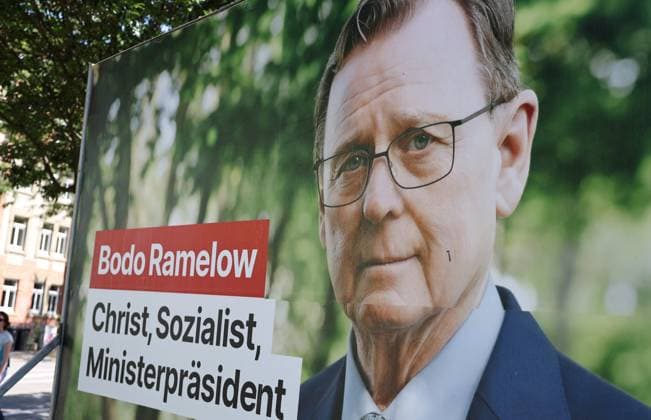 Wahlplakate 16.07.2024, Erfurt, Wahlplakate zur Landtagswahl am 01.09.2024 in Thueringen im Bild: Grossflaechenplakat Die LINKE - Ministerpraesident Bodo Ramelow - Christ, Sozialist, Ministerpraesident *** Election posters 16 07 2024, Erfurt, election posters for the state election on 01 09 2024 in Thuringia in the picture large poster Die LINKE Ministerpraesident Bodo Ramelow Christian, Socialist, Ministerpraesident