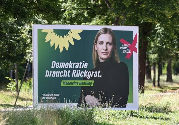 Wahlplakate 16.07.2024, Erfurt, Wahlplakate zur Landtagswahl am 01.09.2024 in Thueringen im Bild: Grossflaechenplakat von Buendnis 90 Die Gruenen - Madeleine Henfling - Demokratie braucht Rueckgrat *** Election posters 16 07 2024, Erfurt, Election posters for the state election on 01 09 2024 in Thuringia in the picture large poster of Buendnis 90 Die Gruenen Madeleine Henfling Democracy needs backbone