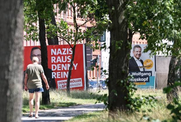 Wahlplakate 16.07.2024, Erfurt, Wahlplakate zur Landtagswahl am 01.09.2024 in Thueringen im Bild: Grossflaechenplakat der SPD - Nazis raus, Denny rein - Denny Moeller, dahinter ein Grossflaechenplakat der CDU - Dr. Wolfgang Weisskopf *** Election posters 16 07 2024, Erfurt, election posters for the state election on 01 09 2024 in Thuringia in the picture large billboard poster of the SPD Nazis out, Denny in Denny Moeller, behind it a large billboard poster of the CDU Dr Wolfgang Weisskopf