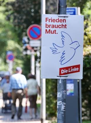 Wahlplakate 16.07.2024, Erfurt, Wahlplakate zur Landtagswahl am 01.09.2024 in Thueringen im Bild: Plakat Die LINKE - Frieden braucht Mut - zu sehen ist eine Friedenstaube *** Election posters 16 07 2024, Erfurt, election posters for the state election on 01 09 2024 in Thuringia in the picture poster The LINKE peace needs courage to see is a dove of peace
