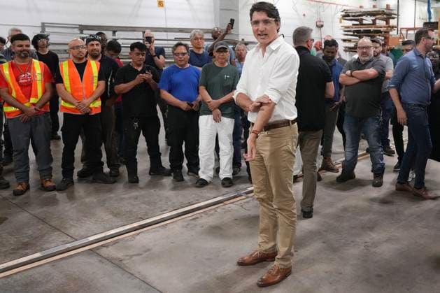 July 17, 2024, Toronto, On, CAN: Prime Minister Justin Trudeau rolls up his sleeves as he prepares to talk with employees during a visit to a Toronto Transit Commission yard in Toronto, on Wednesday, July 17, 2024. Toronto CAN  - ZUMAc35_ 20240717_zaf_c35_027 Copyright: xChrisxYoungx