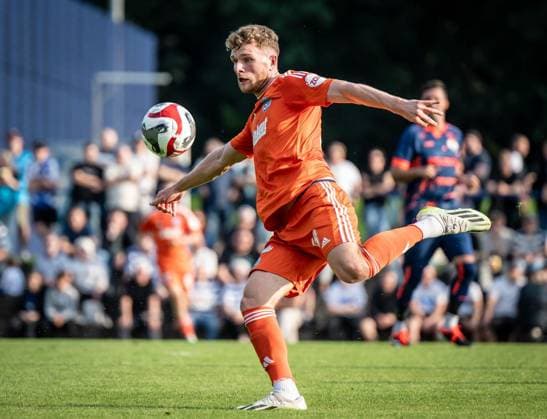 Test match MSV Duisburg Duisburg 1900 FOR EDITORIAL PURPOSES ONLY p MSV player Steffen Meuer pulls off on Wednesday, 17 07 2024, in the test match of third division relegated MSV Duisburg against the home team Duisburg 1900 on a pitch at the MSV performance center in Duisburg Mittelmeiderich Germany NRW Duisburg Copyright MartinxMöller Copyright: MartinxMöller doc7wca1life9l8o7aidf4 ,EDITORIAL USE ONLY Copyright: MartinxMöller