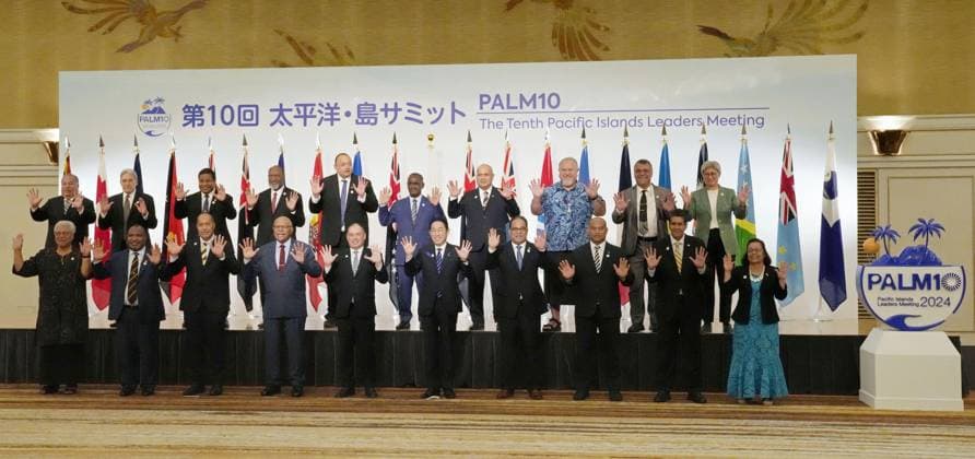 News Themen der Woche KW 29 Pacific Islands Leaders Meeting in Tokyo Japanese Prime Minister Fumio Kishida (bottom, 5th from R) and other participants of the 10th Pacific Islands Leaders Meeting in Tokyo wave as they pose for photos on July 18, 2024.  A14AA0003150314P