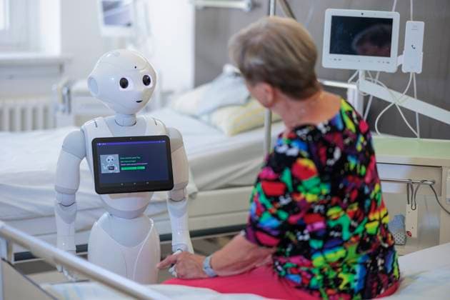 Humanoider Roboter Pepper - Forschung an der Medizinische Universität Lausitz - Carl Thiem DEU Brandenburg Cottbus Â An der Brandenburgischen Technischen Universität Cottbus-Senftenberg (BTU) und der Medizinische Universität Lausitz - Carl Thiem, wird derzeit eine Pilotstudie durchgeführt, um die Auswirkungen der Interaktionsmodalitäten eines sozialen Roboters (Pepper) auf das Engagement und die Anwendungen in pflegetypischen Situationen zu untersuchen. Pepper wird eingesetzt, um verschiedene Formen der Mensch-Maschine-Interaktion zu erproben. Ziel ist es, die Auswirkungen solcher Technologien auf die Wissenskonstruktion und das Engagement von Seniorinnen in pflegerischen Kontexten zu ermitteln. Pepper ist ein humanoider Roboter,
