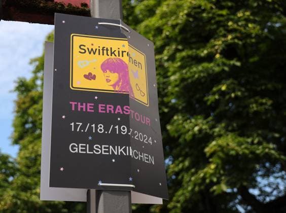 18.07.2024, Deutschland, NRW, Musik, Prominente, Sängerinnen, Plakat Swiftkirchen mit Sängerin Taylor Swift, die im Juli drei Konzerte in der Arena auf Schalke in Gelsenkirchen gibt, The Eras Tour, Deutschland *** 18 07 2024, Germany, NRW, Music, Celebrities, Singers, Poster Swiftkirchen with singer Taylor Swift, who is giving three concerts at the Arena auf Schalke in Gelsenkirchen in July, The Eras Tour, Germany Copyright: xD.xKerlekin SnowfieldxPhotographyx SF180724TaylorD19