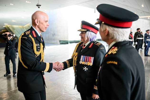Kanada, Justin Trudeau besucht Militärzeremonie in Ottawa July 18, 2024, Ottawa, On, CAN: Gen. Wayne Eyre, outgoing Chief of the Defence Staff, shakes hands with Gov. Gen. Mary Simon as Lt-Gen. Jennie Carignan, right, looks on, before the start of a Canadian Armed Forces change of command ceremony between Eyre and Carignan, at the Canadian War Museum in Ottawa, on Thursday, July 18, 2024. Ottawa CAN - ZUMAc35_ 20240718_zaf_c35_003 Copyright: xJustinxTangx