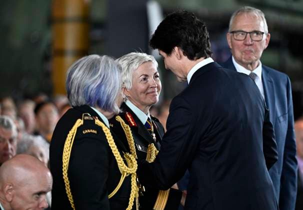 Kanada, Justin Trudeau besucht Militärzeremonie in Ottawa July 18, 2024, Ottawa, On, Canada: Prime Minister Justin Trudeau shakes hands with Gen. Jennie Carignan, as Gov. Gen. Mary Simon, left, and Minister of National Defence Bill Blair, right, look on, during a change of command ceremony at the Canadian War Museum in Ottawa, on Thursday, July 18, 2024. Ottawa Canada - ZUMAc35_ 20240718_zaf_c35_034 Copyright: xJustinxTangx