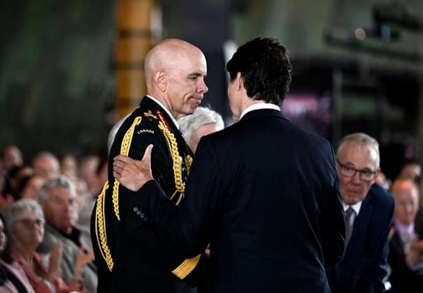 Kanada, Justin Trudeau besucht Militärzeremonie in Ottawa July 18, 2024, Ottawa, On, Canada: Prime Minister Justin Trudeau shakes hands with Gen. Wayne Eyre, outgoing Chief of the Defence Staff, after his remarks at a change of command ceremony at the Canadian War Museum in Ottawa, on Thursday, July 18, 2024. Ottawa Canada - ZUMAc35_ 20240718_zaf_c35_042 Copyright: xJustinxTangx