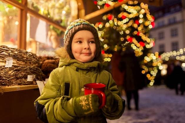 holidays, childhood and people concept - happy little boy with cup of tea at christmas market in winter evening. happy boy with cup of tea at christmas market ,model released, Symbolfoto
