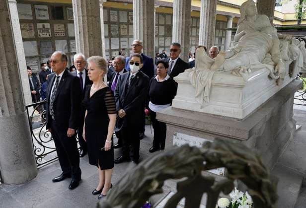 152nd Anniversary Of Benito Juarez, Meritorious Of The Americas Rosa Elena Sanchez Juarez, great-great-granddaughter of Benito Juarez Garcia, President of Mexico (1857-1872), is standing guard of honour accompanied by members of the Grand Masonic Lodge of the Valley of Mexico, at the San Fernando Pantheon Museum in Mexico City, Mexico, on the occasion of the 152nd Anniversary of the Benemerito de las Americas , where his remains rest. Mexico City Mexico City Mexico  Copyright: xGerardoxVieyrax originalFilename: vieyra-notitle240718_npk5l.jpg