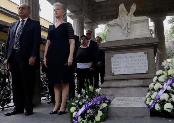 152nd Anniversary Of Benito Juarez, Meritorious Of The Americas Rosa Elena Sanchez Juarez, great-great-granddaughter of Benito Juarez Garcia, President of Mexico (1857-1872), is standing guard of honour accompanied by members of the Grand Masonic Lodge of the Valley of Mexico, at the San Fernando Pantheon Museum in Mexico City, Mexico, on the occasion of the 152nd Anniversary of the Benemerito de las Americas , where his remains rest. Mexico City Mexico City Mexico  Copyright: xGerardoxVieyrax originalFilename: vieyra-notitle240718_npyWP.jpg