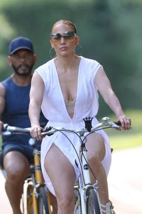 Bilder des Jahres 2024, Entertainment 07 Juli Entertainment Themen der Woche KW 29 Entertainment Bilder des Tages Jennifer Lopez rides her bike in style as she don?s a sexy plunging neckline dress and platform sandals. Featuring: Jennifer Lopez Where: Hamptons, New York, United States When: 18 Jul 2024 Credit: Matt Agudo INSTARimages **Exclusive** EDITORIAL USE ONLY. NOT FOR USE BY NEWSPAPERS BASED IN THE UK. Copyright: xx instar53962129