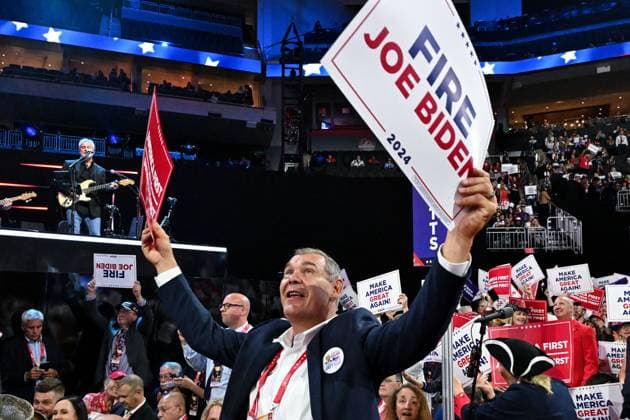 News Bilder des Tages A delegate waves signs in the air during the 2024 Republican National Convention at Fiserv Forum in Milwaukee, Wisconsin on Thursday, July 18, 2024. The theme of the final day is Make America Great Once Again, with former President Donald Trump as the featured speaker.  MIL20240718308 MATTxMARTON