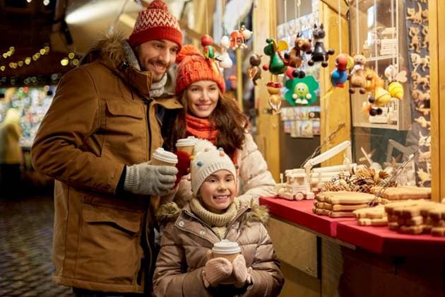 family, winter holidays and celebration concept - happy mother, father and little daughter with takeaway drinks at christmas market on town hall square in tallinn, estonia. family with takeaway drinks at christmas market ,model released, Symbolfoto