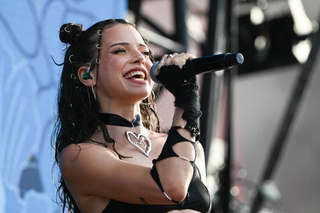 Bilder des Jahres 2024, Entertainment 07 Juli Entertainment Themen der Woche KW 29 Entertainment Bilder des Tages Gute Stimmung auf dem Deichbrand- Festival 2024 Nina Chuba begeistert bei ihrem Auftritt am 19.07.2024 die Festivalbesucher mit ihren bekannten Songs. Nordholz Niedersachsen Deutschland *** Great atmosphere at the Deichbrand Festival 2024 Nina Chuba delights festival visitors with her well-known songs during her performance on 19 07 2024 Nordholz Lower Saxony Germany Copyright: xdiebildwerftx