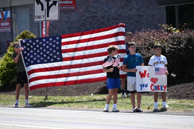 News Themen der Woche KW 29 News Bilder des Tages Funeral Procession Of Corey Comperatore, Former Firefighter And Father Of Two Killed During Trump Rally Shooting Bystanders are gathering and holding up signs and American flags for the funeral procession of Corey Comperatore in Sarver, Pennsylvania, United States, on July 19, 2024. Corey Comperatore is a former firefighter and father of two who was killed during the attempted assassination of former President Donald J. Trump last weekend at a rally. Bystanders, including young children, are holding up American flags and putting their hands over their hearts as the procession is passing, Friday afternoon after the funeral. Sarver United States  Copyright: xKylexMazzax originalFilename: mazza-notitle240719_npbRc.jpg