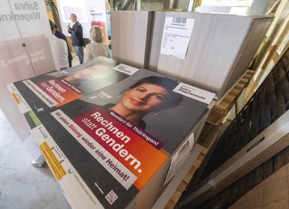 2024 LANDTAGSWAHL THÜRINGEN - WAHLKAMPFAUFTAKT BÜNDNISSES SAHRA WAGENKNECH (BSW) ** NUR FÜR REDAKTIONELLE ZWECKE ** EDITORIAL USE ONLY **<p>18 07 2024-Erfurt: 2024 Landtagswahl Thüringen - Wahlkampfauftakt BSW im Foto: Wahlplakate des BSW liegen in der Tischlerei bei der Vorstellung der Landtagswahlkampagne des Bündnisses Sahra Wagenknecht (BSW) in Erfurt. ( Deutschland Thueringen Erfurt Copyright: SaschaxFromm *** 2024 STATE ELECTION THURINGIA ELECTION CAMPAIGN LAUNCH OF SAHRA WAGENKNECH ALLIANCE BSW FOR EDITORIAL PURPOSES ONLY p 18 07 2024 Erfurt 2024 State election Thuringia election campaign launch BSW in the photo BSW election posters lie in the Tischlerei at the presentation of the state election campaign of the Sahra Wagenkne Copyright: SaschaxFromm doc7wdb05mzmia7jr5gkre ,EDITORIAL USE ONLY
