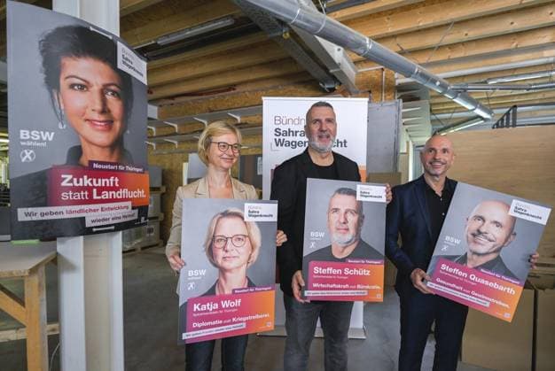 2024 LANDTAGSWAHL THÜRINGEN - WAHLKAMPFAUFTAKT BÜNDNISSES SAHRA WAGENKNECH (BSW) ** NUR FÜR REDAKTIONELLE ZWECKE ** EDITORIAL USE ONLY **<p>18 07 2024-Erfurt: 2024 Landtagswahl Thüringen - Wahlkampfauftakt BSW im Foto: Katja Wolf (links), Landesvorsitzende des BSW Thüringen, Steffen Schütz (mitte), Landesvorsitzender des BSW Thüringen, und Steffen Quasebarth (rechts), Listenkandidat und Pressesprecher des BSW Thüringen, bei der Vorstellung der Landtagswahlkampagne des Bündnisses Sahra Wagenknecht (BSW) in einer Möbel-Tischlerei in Erfurt. ( Deutschland Thueringen Erfurt Copyright: SaschaxFromm *** 2024 STATE ELECTION THURINGIA ELECTION CAMPAIGN LAUNCH OF THE SAHRA WAGENKNECH ALLIANCE BSW FOR EDITORIAL PURPOSES ONLY p 18 07 202 Copyright: SaschaxFromm doc7wdb1m0brhx1jxsftdcm ,EDITORIAL USE ONLY