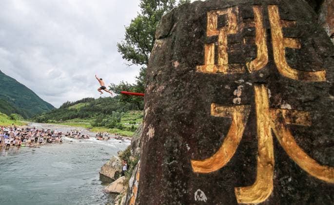 News Themen der Woche KW 29 News Bilder des Tages China, jährliches Wasserspringen in Congjiang Annual Diving Festival in Congjiang CONGJIANG, CHINA - JULY 19, 2024 - A young man of Zhuang nationality takes part in the annual diving festival in Gangbian village, Congjiang county, Southwest China s Guizhou province, July 19, 2024. Congjiang Guizhou China  Copyright: xCFOTOx i1721408093533