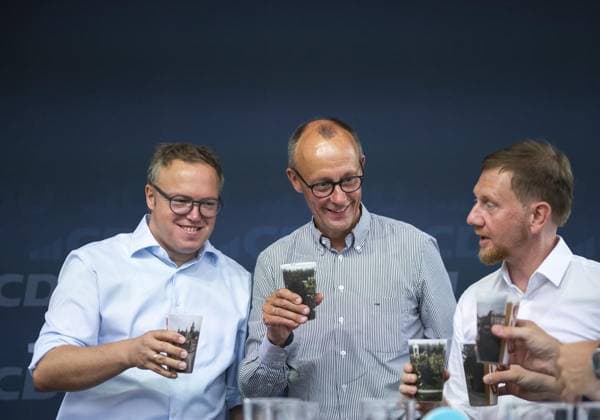 2024 LANDTAGSWAHL THÜRINGEN - SACHSEN - WAHLKAMPFAUFTAKT CDU ** NUR FÜR REDAKTIONELLE ZWECKE ** EDITORIAL USE ONLY **<p>18 07 2024-Meerane: Michael Kretschmer CDU), Ministerpräsident von Sachsen, rechts, Mario Voigt, Landesvorsitzender der CDU Thüringen, links, und der CDU-Bundesvorsitzende Friedrich Merz, mitte, beim Wahlkampfauftakt für die Landtagswahlen von Thüringen und Sachsen im Romantik Hotel Schwanefeld &amp; SPA in Meerane. ( Deutschland Saschsen, Thüringen Meerane Copyright: SaschaxFromm *** 2024 STATE ELECTION THURINGIA SAXONY ELECTION CAMPAIGN KICK-OFF CDU FOR EDITORIAL PURPOSES ONLY p 18 07 2024 Meerane Michael Kretschmer CDU , Minister President of Saxony, right, Mario Voigt, State Chairman of the CDU Thuringia, le Copyright: SaschaxFromm doc7wddigasfoz1h50w0o0u ,EDITORIAL USE ONLY