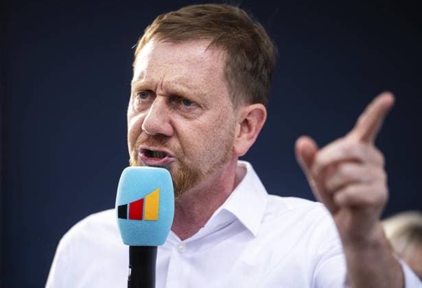 2024 LANDTAGSWAHL THÜRINGEN - SACHSEN - WAHLKAMPFAUFTAKT CDU ** NUR FÜR REDAKTIONELLE ZWECKE ** EDITORIAL USE ONLY **<p>18 07 2024-Meerane: Michael Kretschmer CDU), Ministerpräsident von Sachsen, links, Mario Voigt, Landesvorsitzender der CDU Thüringen, rechts, und der CDU-Bundesvorsitzende Friedrich Merz, mitte, beim Wahlkampfauftakt für die Landtagswahlen von Thüringen und Sachsen im Romantik Hotel Schwanefeld &amp; SPA in Meerane. ( Deutschland Saschsen, Thüringen Meerane Copyright: SaschaxFromm *** 2024 STATE ELECTION THURINGIA SAXONY ELECTION CAMPAIGN KICK-OFF CDU FOR EDITORIAL PURPOSES ONLY p 18 07 2024 Meerane Michael Kretschmer CDU , Minister President of Saxony, left, Mario Voigt, State Chairman of the CDU Thuringia, rig Copyright: SaschaxFromm doc7wddkem2oj9xtqnr64x ,EDITORIAL USE ONLY