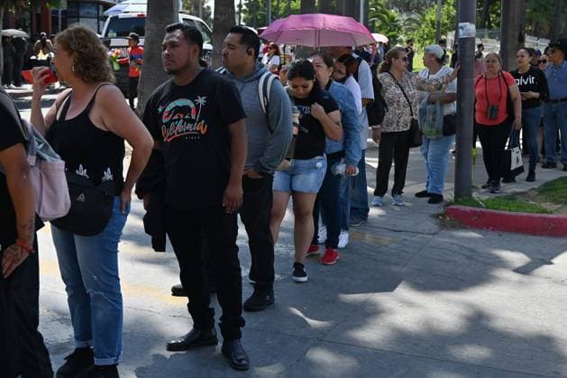 Technische Probleme mit Windows-Systemen, Einrücke von der Grenze zwischen Mexiko und den USA July 19, 2024, Tijuana, Baja California, Mexico: Pedestrians waited for four to eight hours, as some covered themselves to avoid the hot sun, to cross into the United States at the San Ysidro Port of Entry border crossing in Tijuana, Mexico, on Friday, July 19, 2024. A botched software update from cybersecurity firm CrowdStrike Holdings Inc. crashed countless Microsoft Windows computer systems globally and impacted the CBP One app used by people crossing the US-Mexico border. Tijuana Mexico - ZUMAm180 20240719_zip_m180_001 Copyright: xCarlosxA.xMorenox