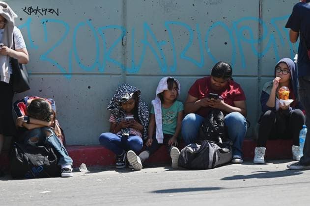 Technische Probleme mit Windows-Systemen, Einrücke von der Grenze zwischen Mexiko und den USA July 19, 2024, Tijuana, Baja California, Mexico: Pedestrians waited for four to eight hours, as some covered themselves to avoid the hot sun, to cross into the United States at the San Ysidro Port of Entry border crossing in Tijuana, Mexico, on Friday, July 19, 2024. A botched software update from cybersecurity firm CrowdStrike Holdings Inc. crashed countless Microsoft Windows computer systems globally and impacted the CBP One app used by people crossing the US-Mexico border. Tijuana Mexico - ZUMAm180 20240719_zip_m180_003 Copyright: xCarlosxA.xMorenox