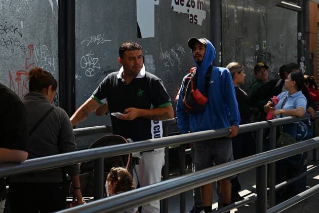 Technische Probleme mit Windows-Systemen, Einrücke von der Grenze zwischen Mexiko und den USA July 19, 2024, Tijuana, Baja California, Mexico: Pedestrians waiting to cross into the United States took four to eight hours to advance at the San Ysidro Port of Entry border crossing in Tijuana, Mexico, on Friday, July 19, 2024. A botched software update from cybersecurity firm CrowdStrike Holdings Inc. crashed countless Microsoft Windows computer systems globally and impacted the CBP One app used by people crossing the US-Mexico border. Tijuana Mexico - ZUMAm180 20240719_zip_m180_004 Copyright: xCarlosxA.xMorenox