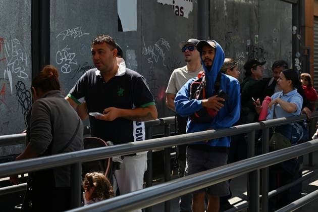 Technische Probleme mit Windows-Systemen, Einrücke von der Grenze zwischen Mexiko und den USA July 19, 2024, Tijuana, Baja California, Mexico: Pedestrians waiting to cross into the United States took four to eight hours to advance at the San Ysidro Port of Entry border crossing in Tijuana, Mexico, on Friday, July 19, 2024. A botched software update from cybersecurity firm CrowdStrike Holdings Inc. crashed countless Microsoft Windows computer systems globally and impacted the CBP One app used by people crossing the US-Mexico border. Tijuana Mexico - ZUMAm180 20240719_zip_m180_009 Copyright: xCarlosxA.xMorenox