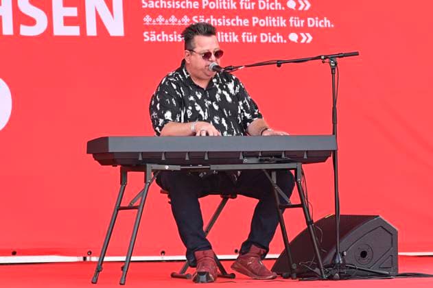 Sebastian Krumbiegel bei einer Wahlkampfveranstaltung der SPD zur Landtagswahl in Sachsen auf dem Schloßplatz. Dresden, 19.07.2024 *** Sebastian Krumbiegel at an SPD campaign event for the state election in Saxony on Dresdens Schloßplatz, 19 07 2024 Foto:xM.xWehnertx xFuturexImagex spd_dresden_4705