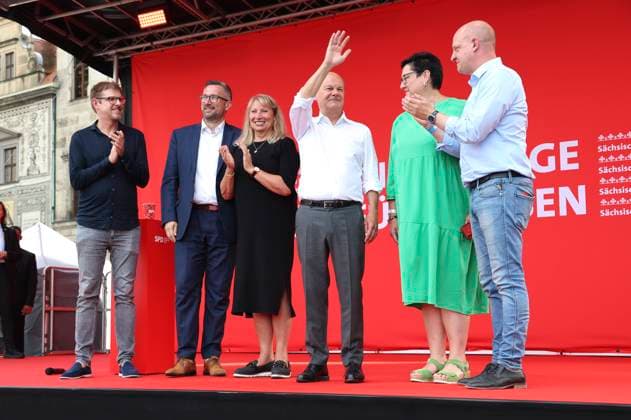 Petra Köpping, Olaf Scholz und Parteifreunde bei einer Wahlkampfveranstaltung der SPD zur Landtagswahl in Sachsen auf dem Schloßplatz. Dresden, 19.07.2024 *** Petra Köpping, Olaf Scholz and party friends at an SPD campaign event for the state election in Saxony on Dresdens Schloßplatz, 19 07 2024 Foto:xM.xWehnertx xFuturexImagex spd_dresden_4737