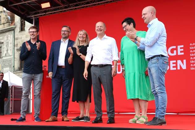 Petra Köpping, Olaf Scholz und Parteifreunde bei einer Wahlkampfveranstaltung der SPD zur Landtagswahl in Sachsen auf dem Schloßplatz. Dresden, 19.07.2024 *** Petra Köpping, Olaf Scholz and party friends at an SPD campaign event for the state election in Saxony on Dresdens Schloßplatz, 19 07 2024 Foto:xM.xWehnertx xFuturexImagex spd_dresden_4738