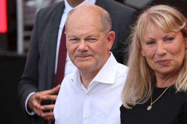 Olaf Scholz und Petra Köpping bei einer Wahlkampfveranstaltung der SPD zur Landtagswahl in Sachsen auf dem Schloßplatz. Dresden, 19.07.2024 *** Olaf Scholz and Petra Köpping at an SPD campaign event for the state election in Saxony on Dresdens Schloßplatz, 19 July 2024 Foto:xM.xWehnertx xFuturexImagex spd_dresden_4742