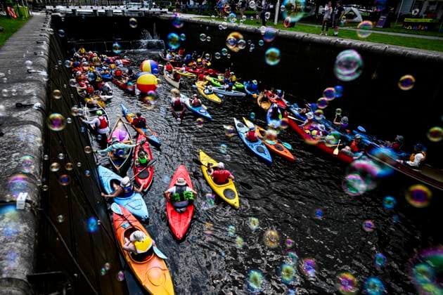 July 20, 2024, Ottawa, On, CAN: Bubbles float in the air over paddlers as they enter the locks at Hartwells Lockstation during Lock & Paddle 2024 on the Rideau Canal in Ottawa, on Saturday, July 20, 2024. A flotilla of canoes and kayaks descended and ascended the locks to celebrate Parks Day on the Rideau Canal, a UNESCO World Heritage site. Ottawa CAN  - ZUMAc35_ 20240720_zaf_c35_034 Copyright: xJustinxTangx