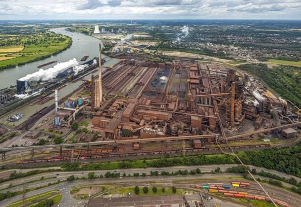 Luftbild, Duisburg-Nord, Werk Thyssen Krupp Steel Europe AG am Fluss Rhein, Werkshafen Schwelgern, Marxloh, Duisburg, Ruhrgebiet, Nordrhein-Westfalen, Deutschland !ACHTUNGxMINDESTHONORARx60xEURO! *** Aerial view, Duisburg North, Thyssen Krupp Steel Europe AG plant on the river Rhine, Schwelgern plant harbor, Marxloh, Duisburg, Ruhr area, North Rhine-Westphalia, Germany ATTENTIONxMINDESTHONORARx60xEURO