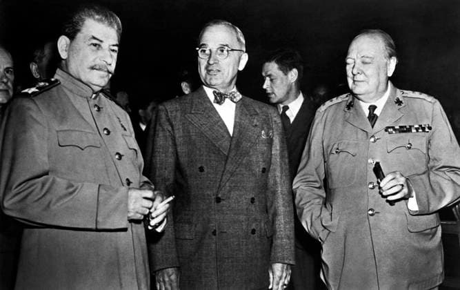 Archivbilder der Woche KW30 U.S. President Harry S. Truman, (center), Soviet Premier Joseph Stalin, British Prime Minister Winston Churchill, Potsdam Conference, July 1945  Copyright: xABxArchivex jtv006729