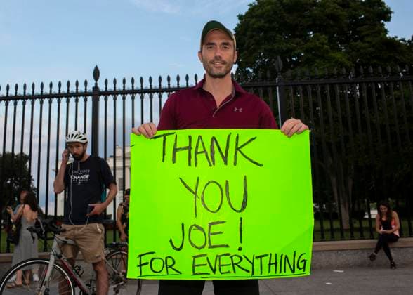 News Themen der Woche KW 29 News Bilder des Tages July 21, 2024, Washington, District Of Columbia, USA: A man holding a sign with Thank You Joe for Everything written on it gathers outside the White House after hearing the news of President Joe Biden withdrawing from the presidential race. President Biden dropped out of the 2024 presidential race and threw his support behind Vice President Kamala Harris. Washington USA - ZUMAr125 20240721_fap_r125_004 Copyright: xProbalxRashidx