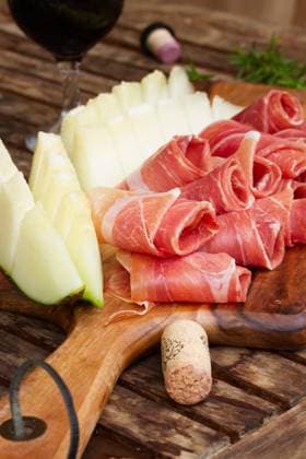 IMAGO Creative, Food, Tapas spanish tapas - slices of cured pork jamon with melon and wine. spanish tapas ,model released, Symbolfoto