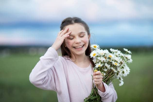 Creative Highlights Symbolfotos Smiling girl holding bouquet of yellow flowers Stein, Bavaria, Germany CR_MZYLOL240710-1461556-01 ,model released, Symbolfoto