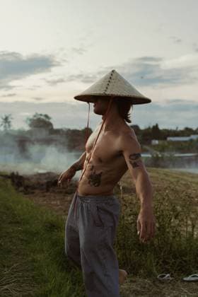 Creative Highlights Symbolfotos Man wearing an Asian conical hat in a rice field. Kuta, Bali, Indonesia CR_YUKI240711DE-1478023-01 ,model released, Symbolfoto
