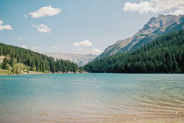 Creative Highlights World Serene Lake Minnewanka in Banff, Alberta with surrounding mountains Banff, Alberta, Canada R_CUYS24071833-1490260-01