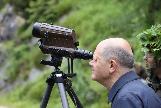 Bilder des Jahres 2024, News 07 Juli News Themen der Woche KW 30 News Bilder des Tages Deutschland, Bundeskanzler Olaf Scholz besucht Gebirgsjäger auf der Reiter Alpe Olaf Scholz Gebirgsjaeger 22.07.2024, Germany, Bayern, Reitralpe, Bundeswehr, Bundeskanzler Olaf Scholz bei den Gebirgsjaegern im gefechtsdstand, Berchtesgarden Bayern Germany *** Olaf Scholz Gebirgsjaeger 22 07 2024, Germany, Bavaria, Reitralpe, Bundeswehr, Federal Chancellor Olaf Scholz with the Gebirgsjaeger in the command post, Berchtesgarden Bavaria Germany