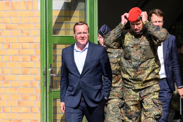 News Themen der Woche KW 30 News Bilder des Tages Deutschland, Verteidigungsminister Boris Pistorius besucht Feldjäger der Bundeswehr in Leipzig GER, Sachsen, Leipzig, Feldjaeger in Leipzig ÐMilitaerpolizei im 24 7-Einsatz, Boris Pistorius, Bundesminister der Verteidigung, erhaelt einen Einblick in die militaerpolizeiliche Aufgabenwahrnehmung durch die Feldjaegerkraefte der Bundeswehr, Ankunft, Begruessung, kommt, 22.07.2024, *** GER, Saxony, Leipzig, Feldjaeger in Leipzig ÐMilitary police in 24 7 operation, Boris Pistorius, Federal Minister of Defense, gets an insight into the military police tasks performed by the field forces of the Bundeswehr, arrival, welcome, arrives, 22 07 2024, Copyright: HMBxMedia UwexKoch
