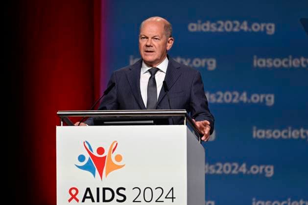 News Themen der Woche KW 30 News Bilder des Tages Bundeskanzler Olaf Scholz (SPD) bei seiner Rede zur Eröffnung der 25. Welt-Aids-Konferenz im Messezentrum. München, 22.07.2024 Bayern Deutschland *** Federal Chancellor Olaf Scholz SPD during his speech at the opening of the 25 World AIDS Conference at the Munich Exhibition Center, 22 07 2024 Bavaria Germany Copyright: xDwixAnoraganingrumx