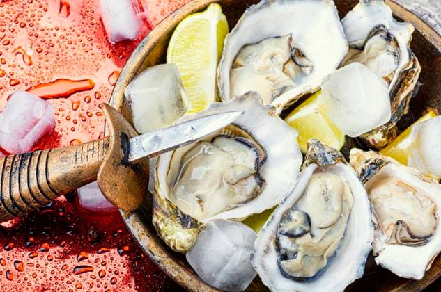 Fresh oysters of ice and lemon on retro metal background. Opened oysters on metal background ,model released, Symbolfoto